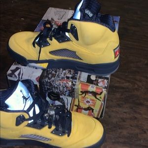 I’m selling some Jordan 5 retro sp Michigan